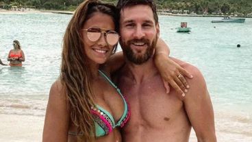 Messi y Rocuzzo juntos en una playa.