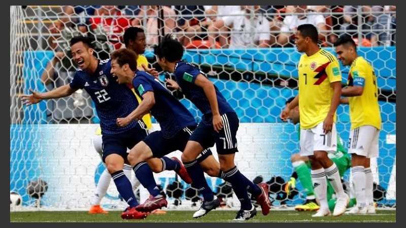 Los japoneses celebran el segundo gol frente a los colombianos. 