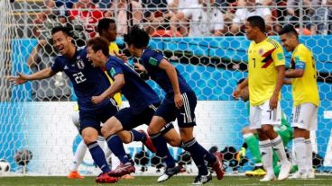 Los japoneses celebran el segundo gol frente a los colombianos.