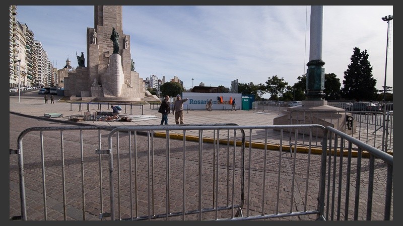 Los preparativos del vallado y el armado del escenario en el Monumento para este 20 de Junio. 