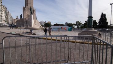 Los preparativos del vallado y el armado del escenario en el Monumento para este 20 de Junio.