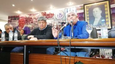 Hugo y Pablo Moyano encabezaron la conferencia de prensa.