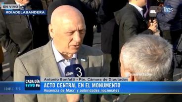 Bonfatti en desacuerdo con la ausencia presidencial este 20 de junio.