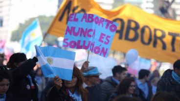 Reclamo contra la ley que legaliza el aborto frente al Monumento.