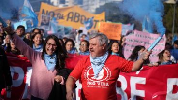 Reclamo contra la ley que legaliza el aborto frente al Monumento.