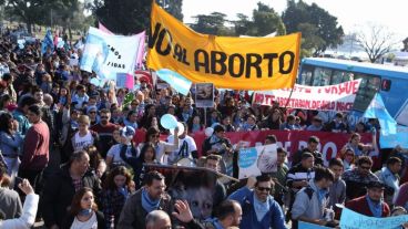 Reclamo contra la ley que legaliza el aborto frente al Monumento.