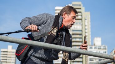 El momento en el que hombre se apodera del palco y muestra el cuchillo.