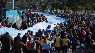 Parte de la bandera más larga del mundo en el desfile.