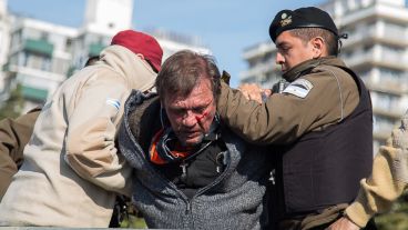 Así se lo llevaban detenido.