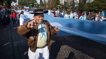 El desfile frente al Monumento.