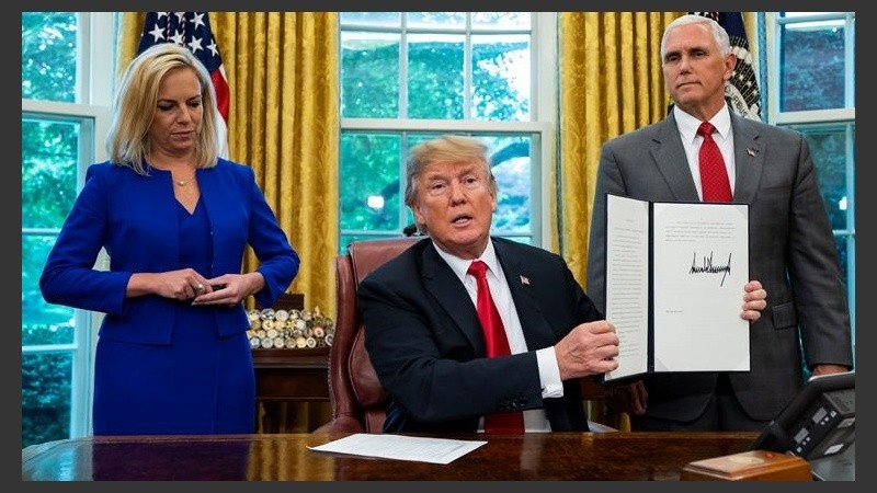 El presidente de EE.UU. tras la firma del decreto.