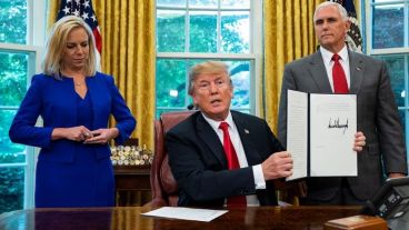 El presidente de EE.UU. tras la firma del decreto.