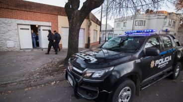 El padre del juez y una custodia frente a su casa tras la balacera.