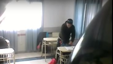 El profesor revisó las mochilas de los alumnos y sustrajo sus pertenencias.