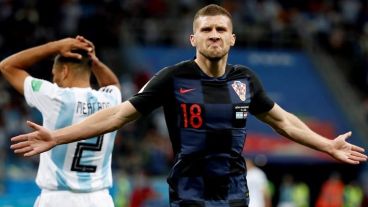 Rebic festeja el primero. Grosero error de Caballero.