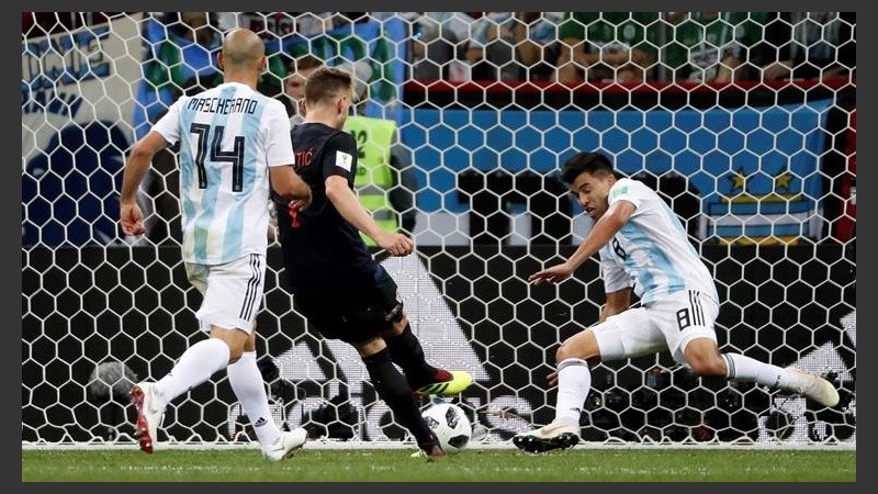 Mascherano le mira el número a Rakitic en el tercer gol. 