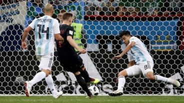 Mascherano le mira el número a Rakitic en el tercer gol.