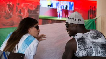 Concentración parecía pedirle una argentina al nigeriano.