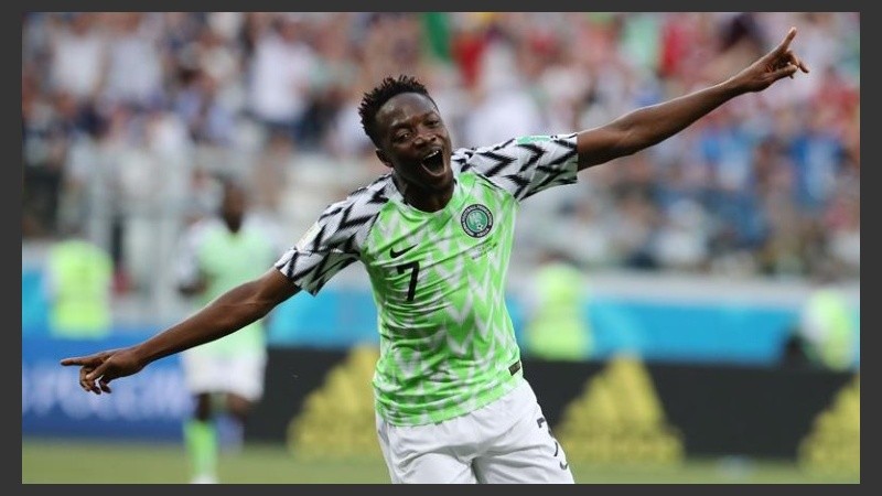 Musa, el veloz delantero nigeriano, festeja el segundo gol. 