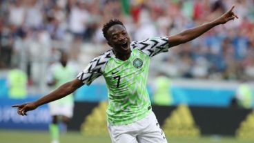 Musa, el veloz delantero nigeriano, festeja el segundo gol.