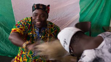 Felicidad del nigeriano John y su amigo de Senegal.