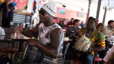 Tambores sonando durante el partido.