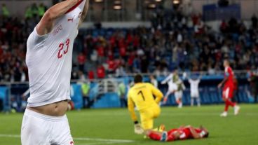 El suizo Shaqiri celebra con euforia el gol del triunfo.