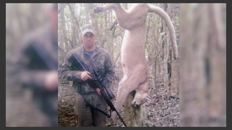 La justicia también le prohibió la portación de armas de fuego durante cinco años.