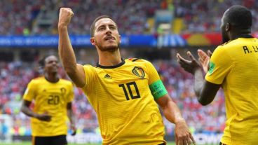 Hazard festeja uno de sus goles junto a Lukaku, el otro gran goleador de la tarde en Moscú.