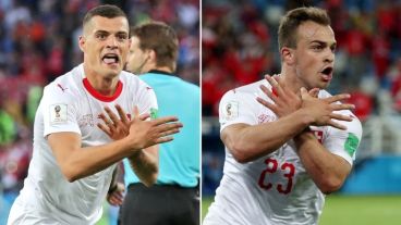 El águila en las manos de los jugadores suizos.