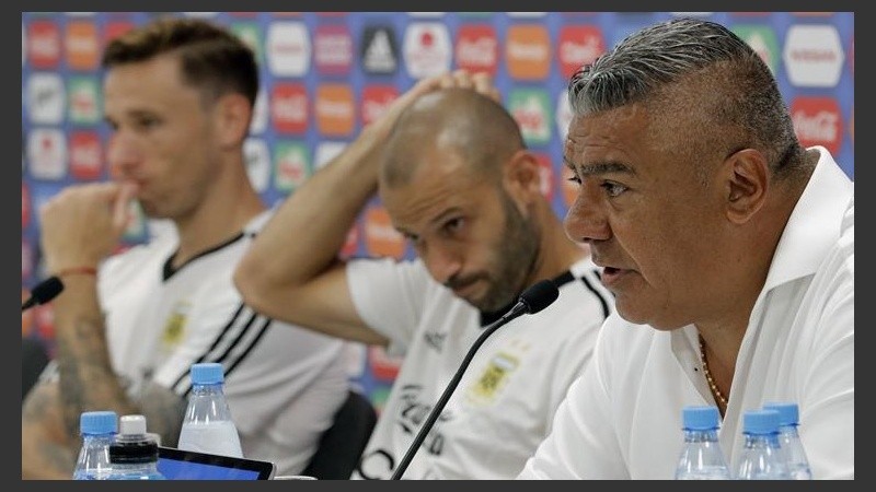 Tapia, Mascherano y Biglia en la conferencia.