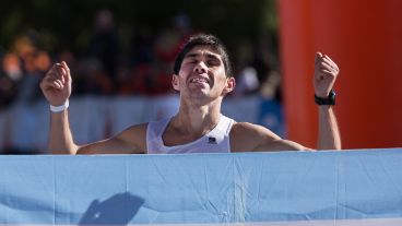El gran ganador al llegar a la meta. Gustavo Fernández, oriundo de Olavarría.