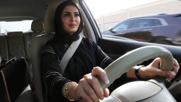Día histórico: una mujer recorre libremente con su auto y al frente del volante las calles de Riyadh, Arabia Saudita.