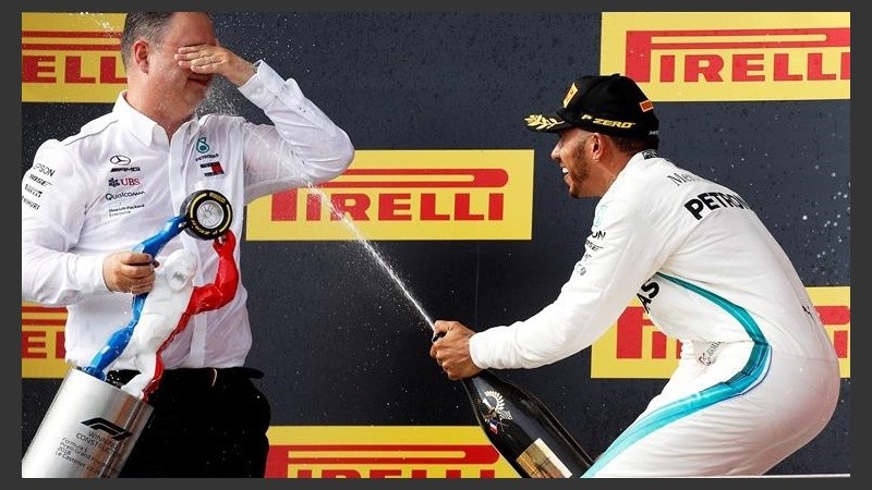 Hamilton festejando en el podio.