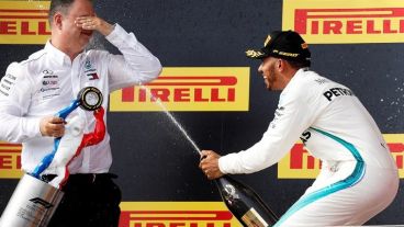 Hamilton festejando en el podio.