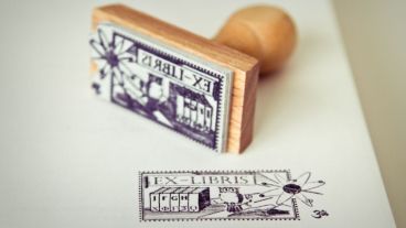 Un exlibris es una etiqueta o sello grabado que identifica en los libros al propietario del mismo o a la biblioteca a la que pertenece.