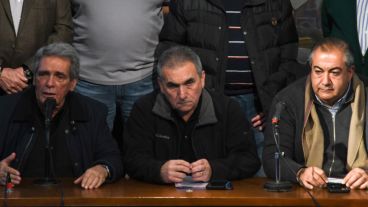 Los triunviros Carlos Acuña, Juan Carlos Schmid y Héctor Daer.