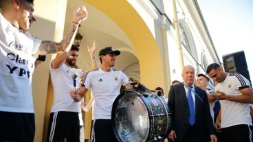 Los jugadores de la selección en el banderazo.