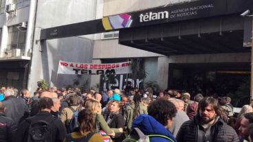 Concentración de empleados en la puerta de la agencia Télam tras conocerse los despidos masivos.