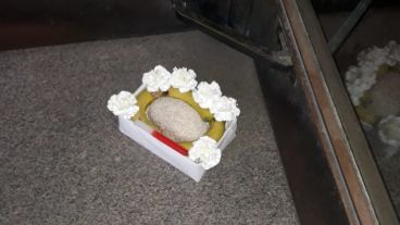 La caja hallada en el acceso por calle Montevideo.