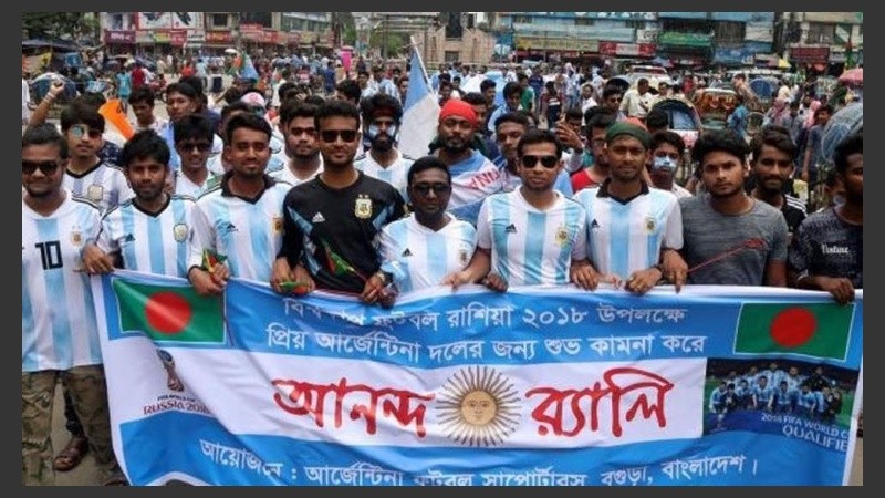 Locura por Argentina en las calles de Bangladesh.