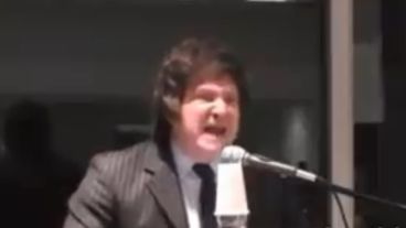 Algunos presentes increparon al economista por sus malos tratos.