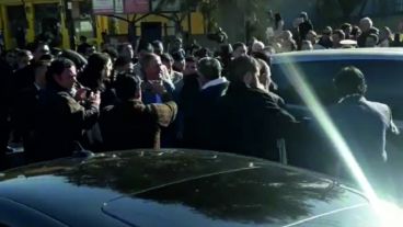 Escupitajos y piedras para Schiaretti tras una inauguración.