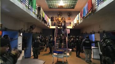 Los agentes irrumpieron en Piñero este viernes por la mañana.