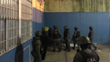 Agentes de distintas fuerzas allanaron Piñero.