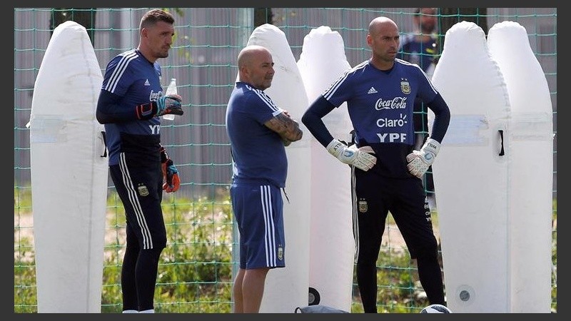 Sampaoli junto a los dos arqueros que utilizó.