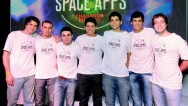 Juan Cruz Ibáñez, segundo desde la derecha, junto al grupo que desarrolló el proyecto.