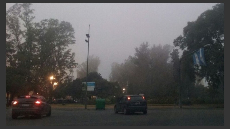Niebla, nubes, frío y banderas argentinas, el pronóstico para Rosario.