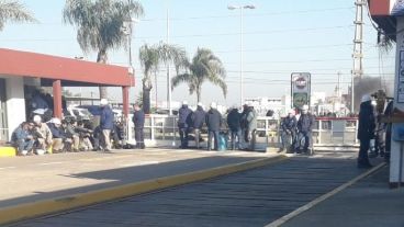 Los trabajadores del Soepu reclamaron frente a la empresa este viernes.