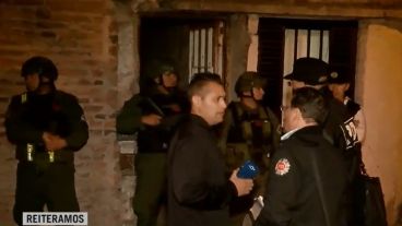 Los allanamientos en un pasillo de calle Chacabuco.